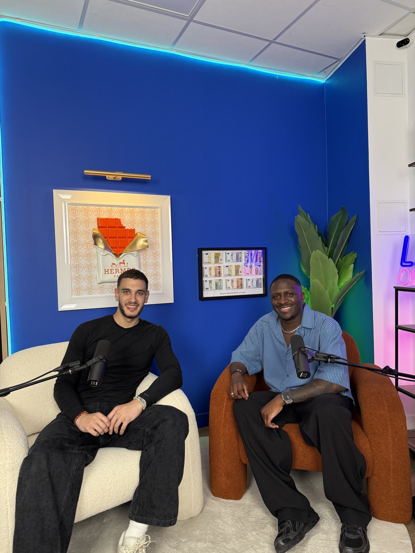 Deux invités prêts pour une interview guidée en studio